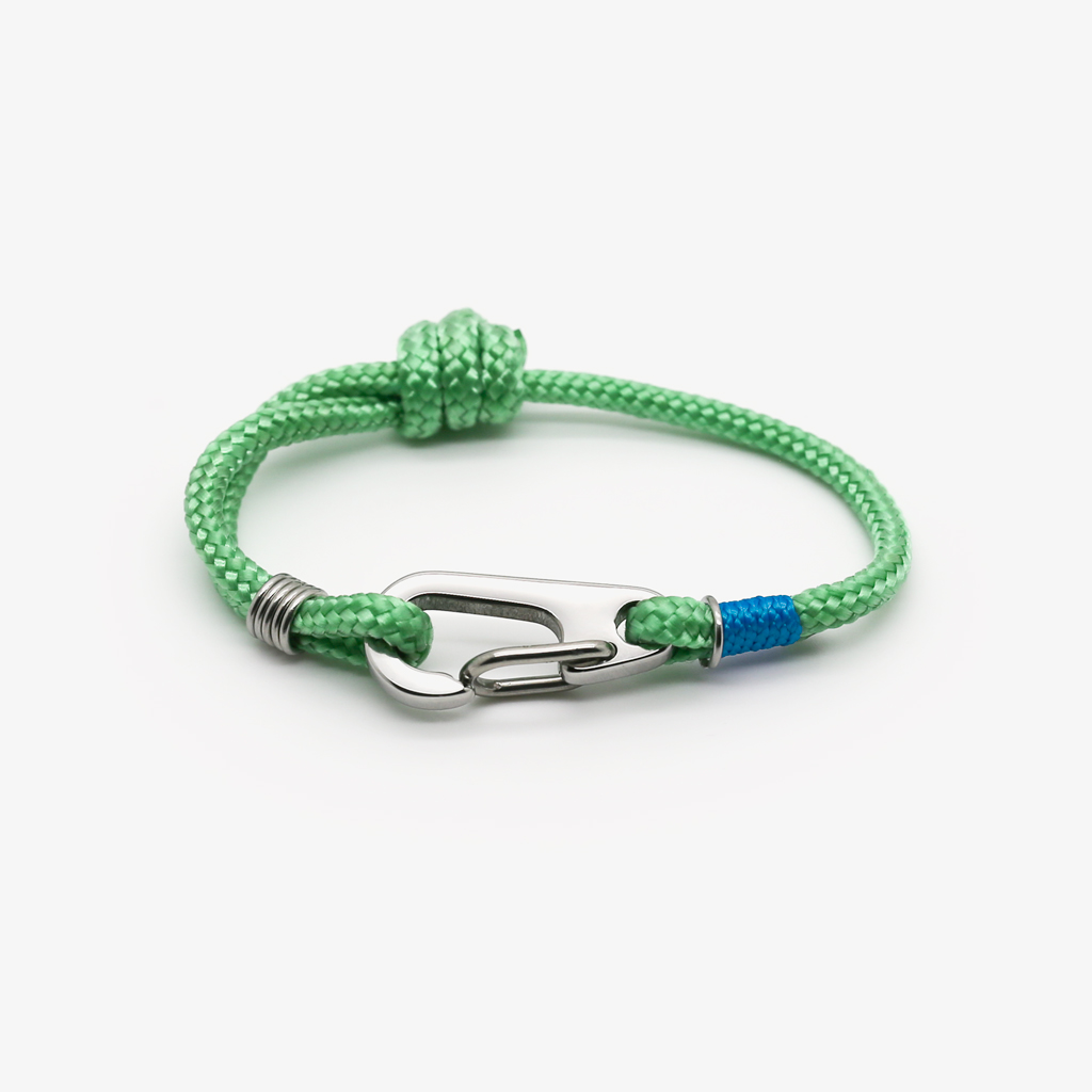 Bracelet Avoriaz en mousqueton avec corde verte pour enfant, vue produit sur fond blanc, Monzémaré
