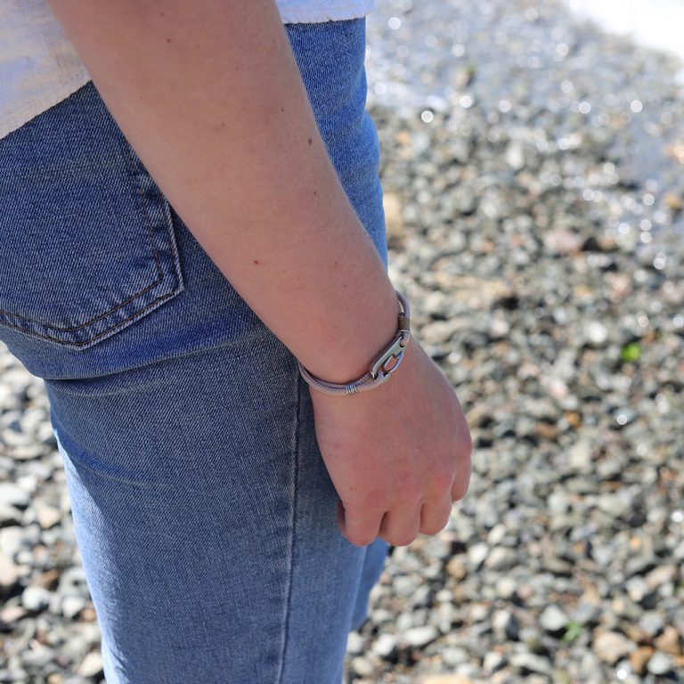 Poignet féminin avec bracelet en corde vert canard et mousqueton – ambiance chic et décontractée – Monzémaré