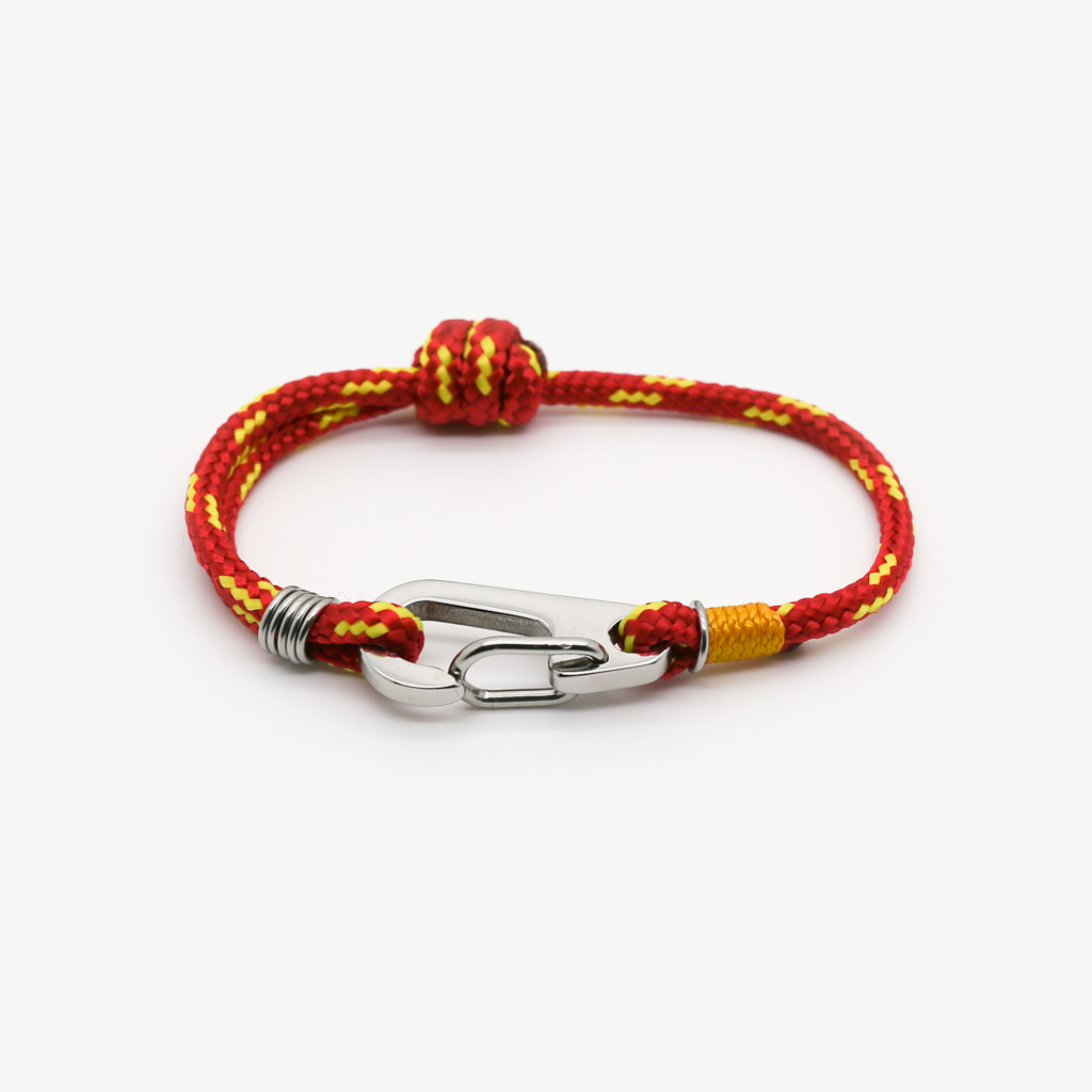 Bracelet La Clusaz pour enfant en mousqueton avec corde rouge et jaune, vue produit sur fond blanc, Monzémaré