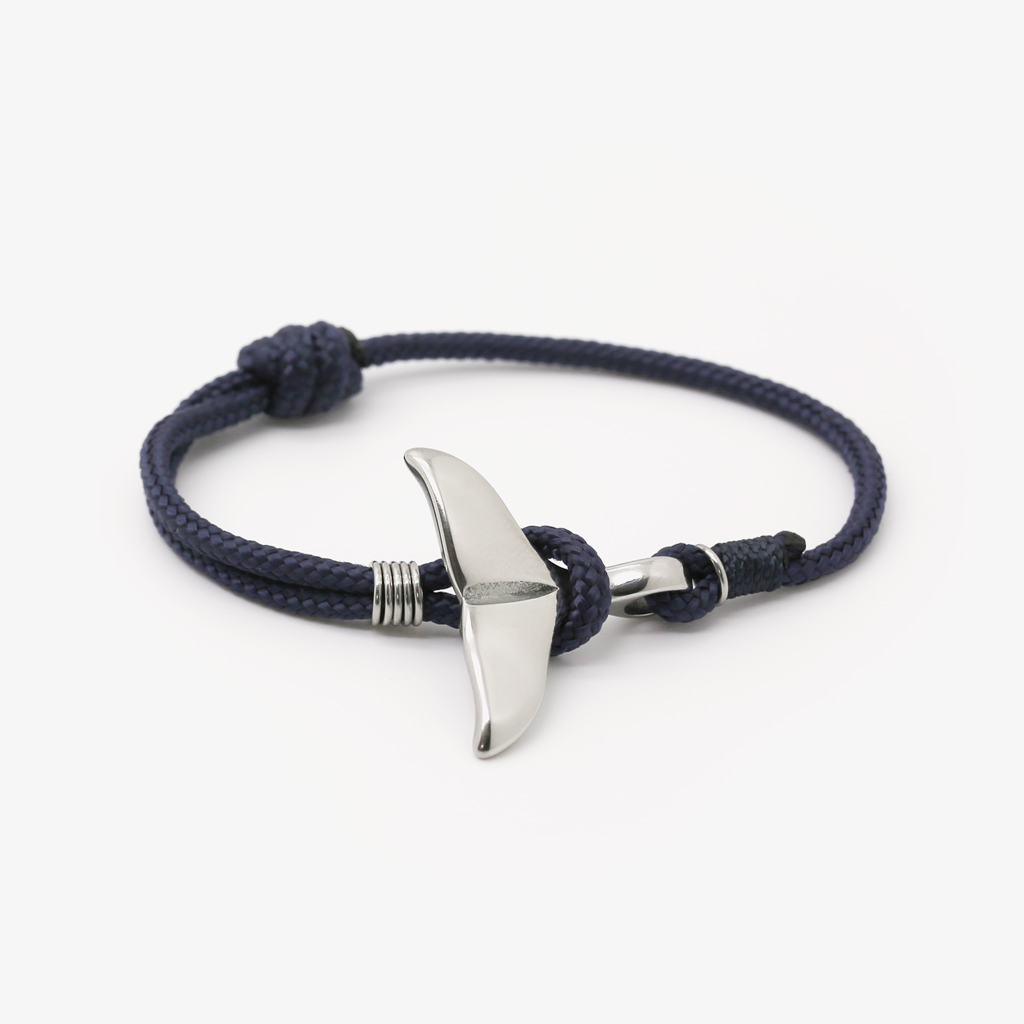 Bracelet Ouessant pour femme en corde bleu avec attache baleine – vue produit sur fond blanc – Monzémaré
