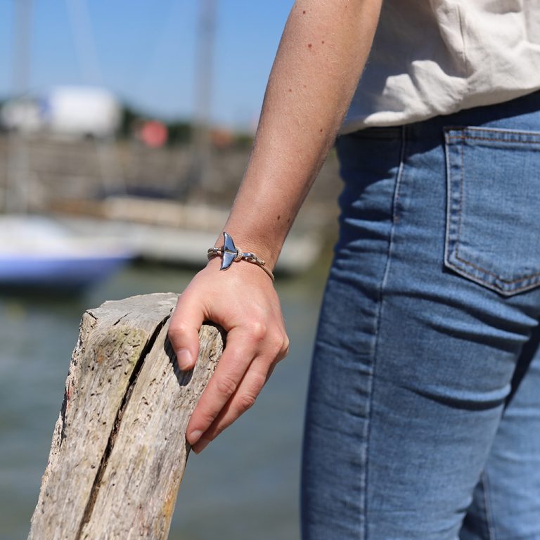 Poignet féminin avec bracelet Ouessant en corde et attache baleine – ambiance naturelle et marine – Monzémaré