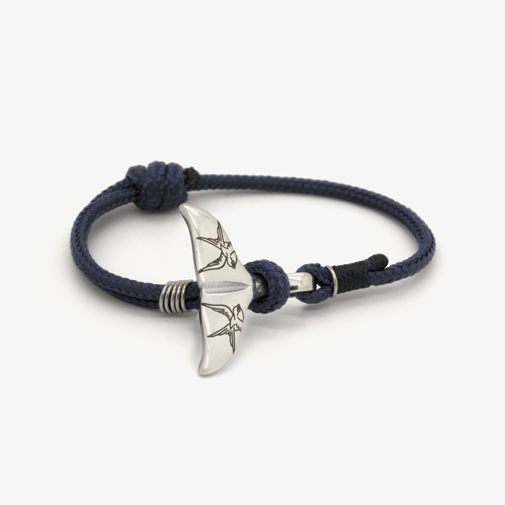 Bracelet femme en corde bleu marine avec attache baleine gravée d’hirondelles – vue produit sur fond blanc – Monzémaré