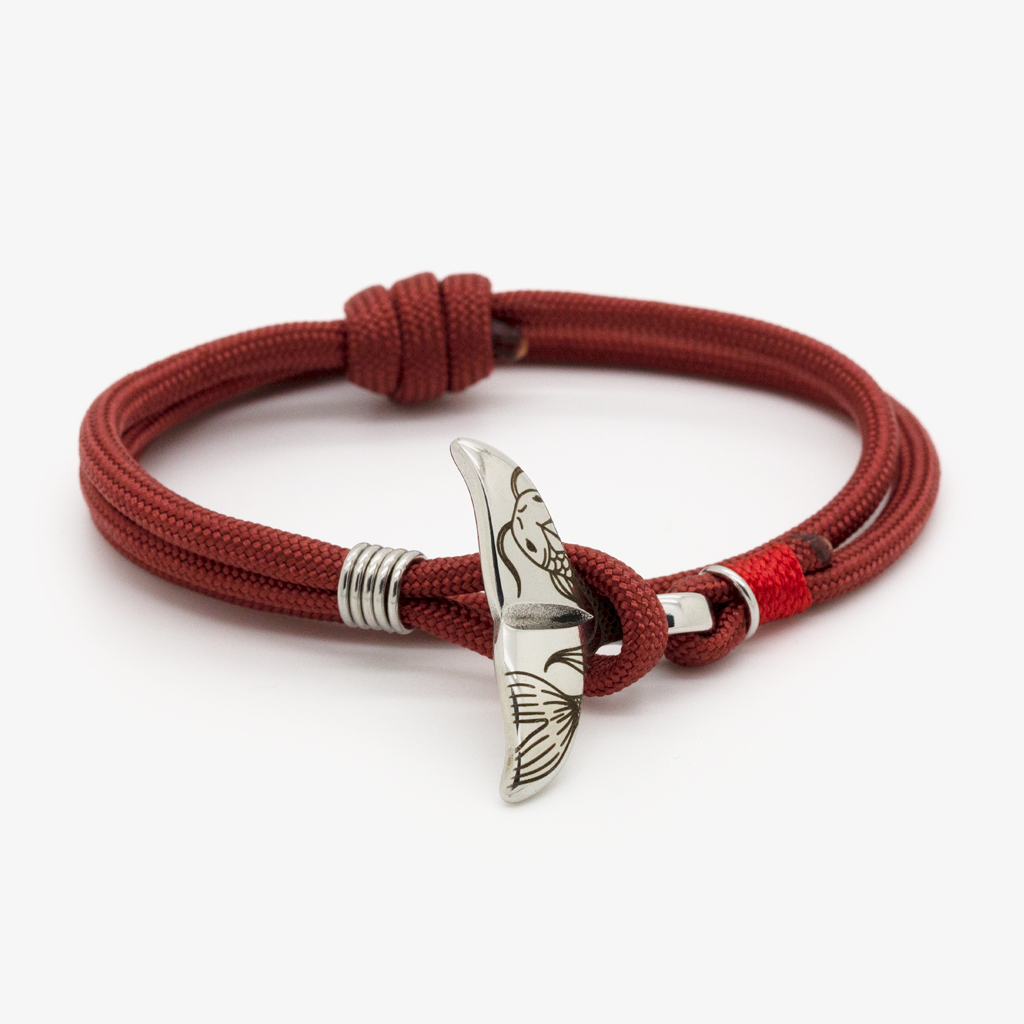 Bracelet homme en corde rouge avec attache baleine gravée d’une carpe Koi – vue produit sur fond blanc – Monzémaré