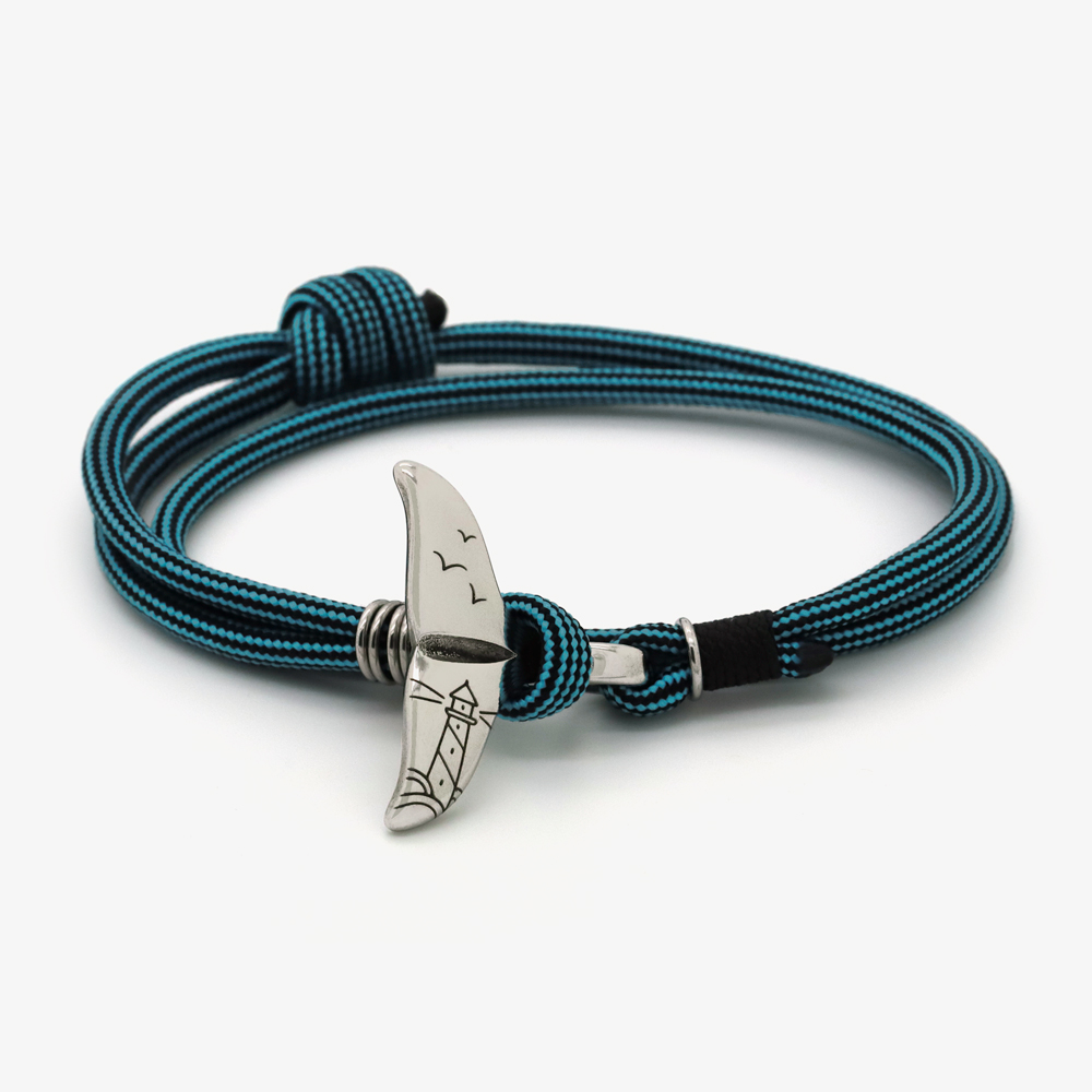 Bracelet homme en corde bleu avec attache baleine gravée d’un phare – vue produit sur fond neutre – Monzémaré