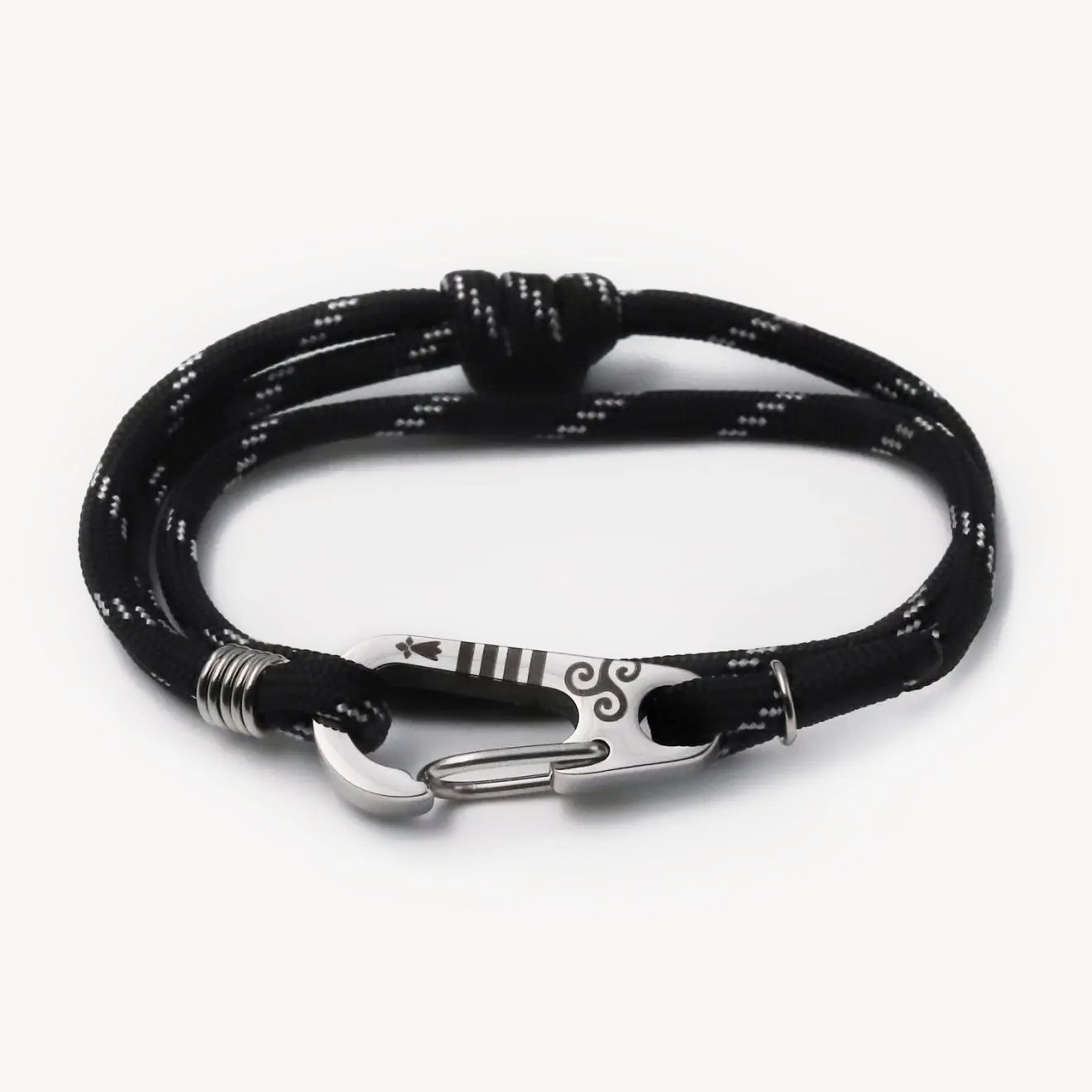 Bracelet Monts d’Arrée en corde pour homme avec mousqueton gravé d’un motif celtique – inspiration bretonne – Monzémaré