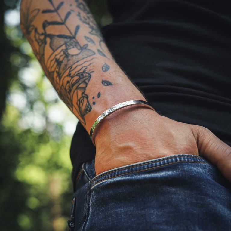Bracelet jonc en acier argenté pour homme, avec motifs topographiques – photo porté – Monzémaré
