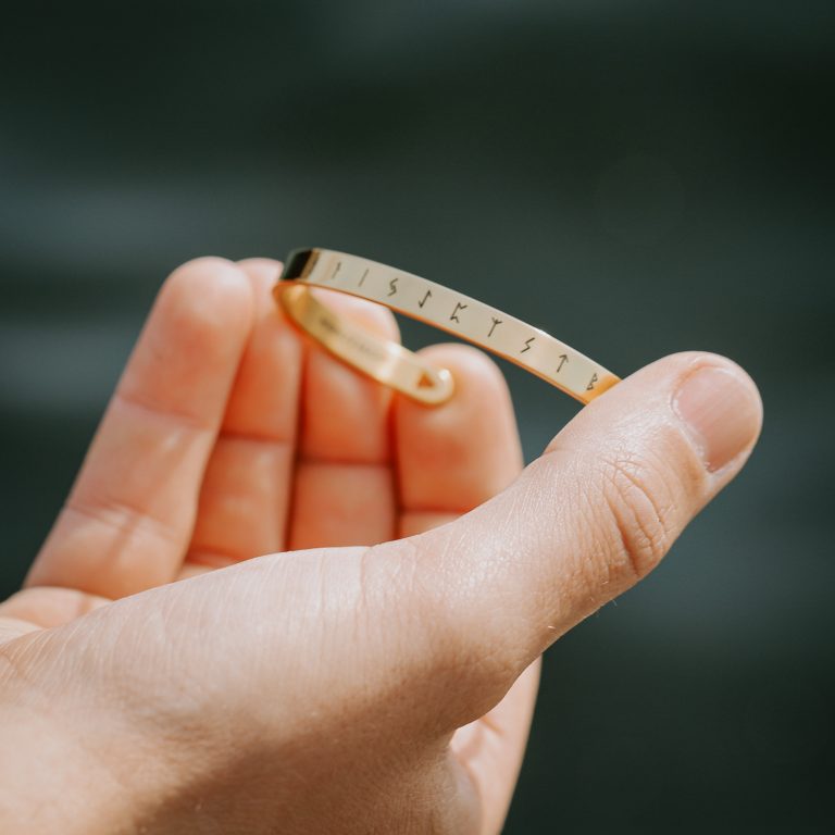 Bracelet jonc doré en acier pour homme, avec alphabet runique viking gravé (Futhark ancien) – Monzémaré