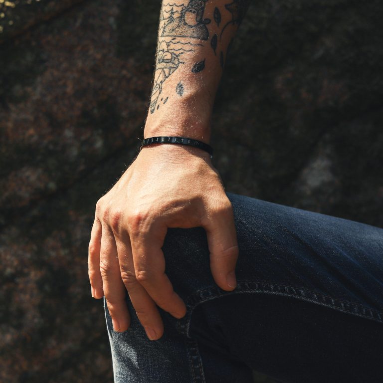 Bracelet jonc noir en acier inoxydable pour homme, décoré de runes vikings gravées – alphabet Futhark – Monzémaré