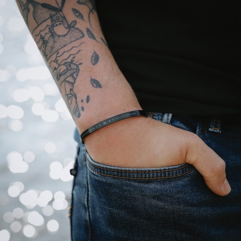 Bracelet jonc noir en acier pour homme, gravé du signe astrologique Verseau – Monzémaré