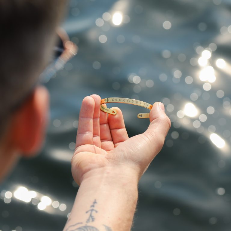Bracelet jonc homme - cycle de lune - doré - zoom - Monzémaré