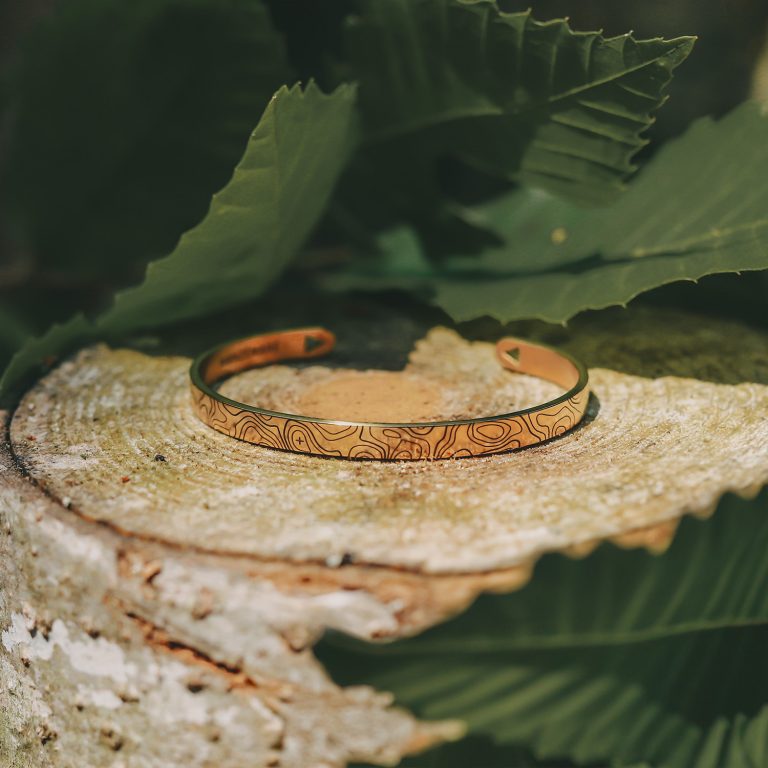 Bracelet jonc homme - motifs topographique - doré - détails - Monzémaré