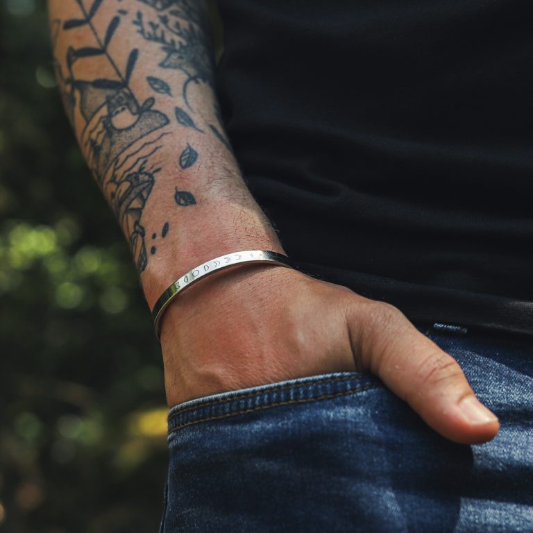 Bracelet jonc homme - phases de lunes - argenté - porté - Monzémaré