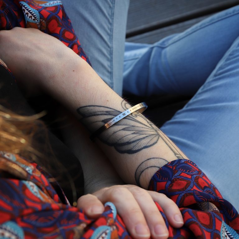 Bracelet jonc femme acier argent - Signe astrologique verseau - Porté - Monzémaré