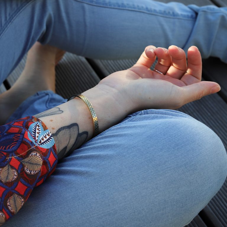 Bracelet jonc femme acier doré - Atlante - Ecailles de poisson & dragon - Porté - Monzémaré