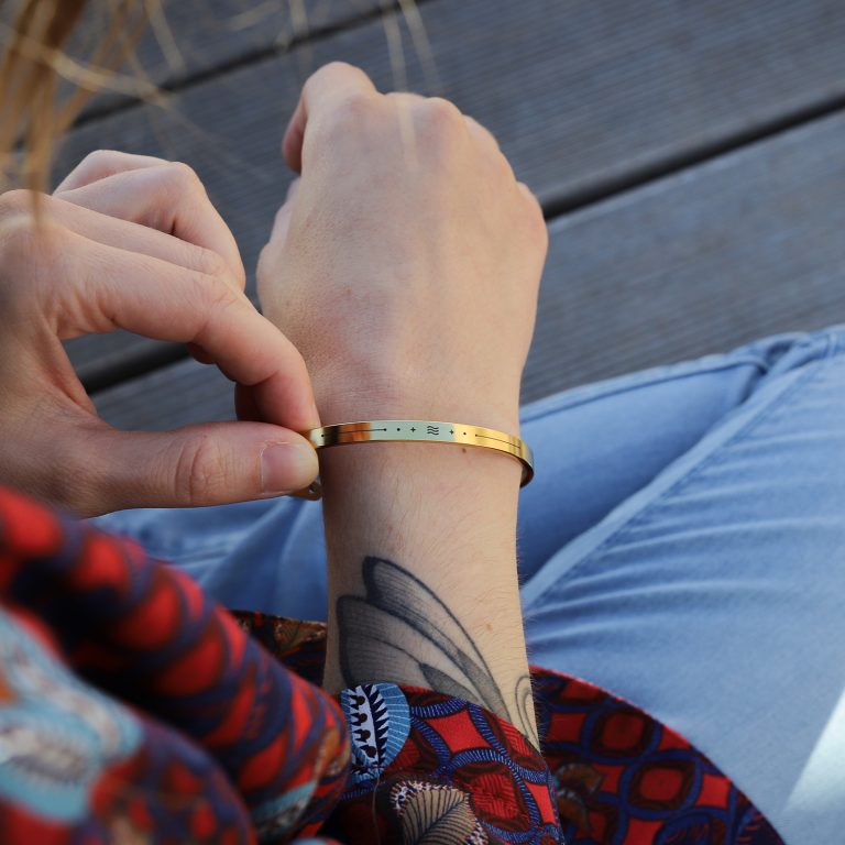 Bracelet jonc femme acier doré - Signe astrologique verseau - Porté - Monzémaré