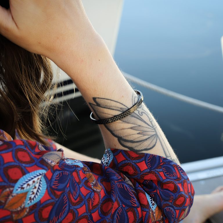 Bracelet jonc femme acier noir - Atlante - Ecailles de poisson & dragon - Porté - Monzémaré