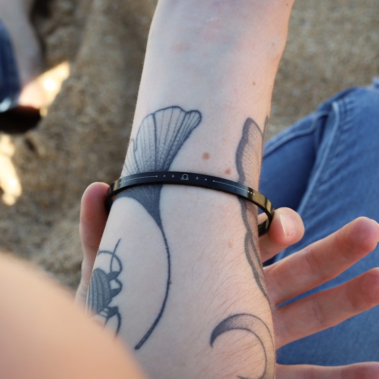 Bracelet jonc femme acier noir - Balance - Signe du Zodiaque - Porté - Monzémaré