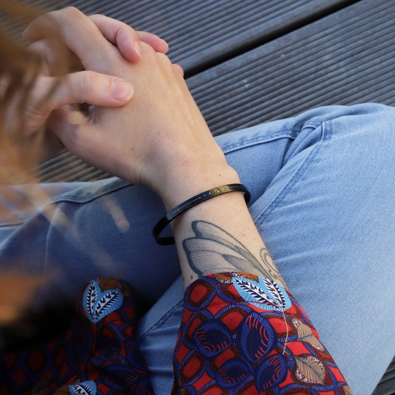 Bracelet jonc femme acier noir - Capricorne - Signe du Zodiaque - Porté - Monzémaré