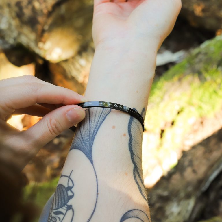 Bracelet jonc femme acier noir - Montagne - Escalade - Porté - Monzémaré
