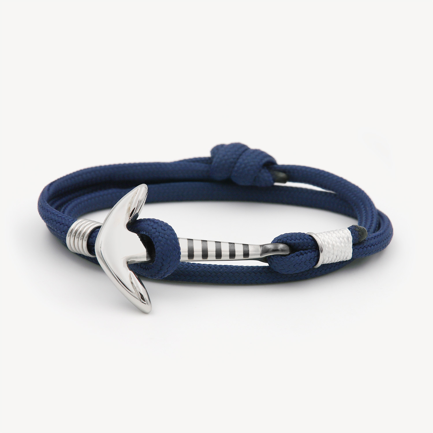 Bracelet Morwenn en corde bleu marine avec ancre gravée marinière – vue produit sur fond blanc – Monzémaré