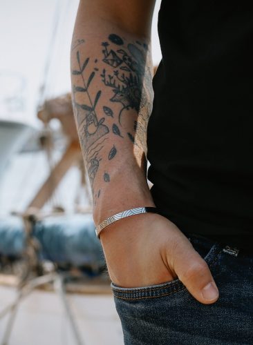 homme portant un bracelet ryoshi Jonc argent