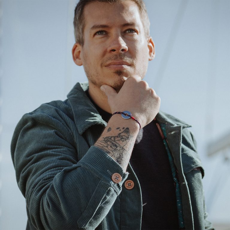 Bracelet le messager homme couleur navy sur poignet