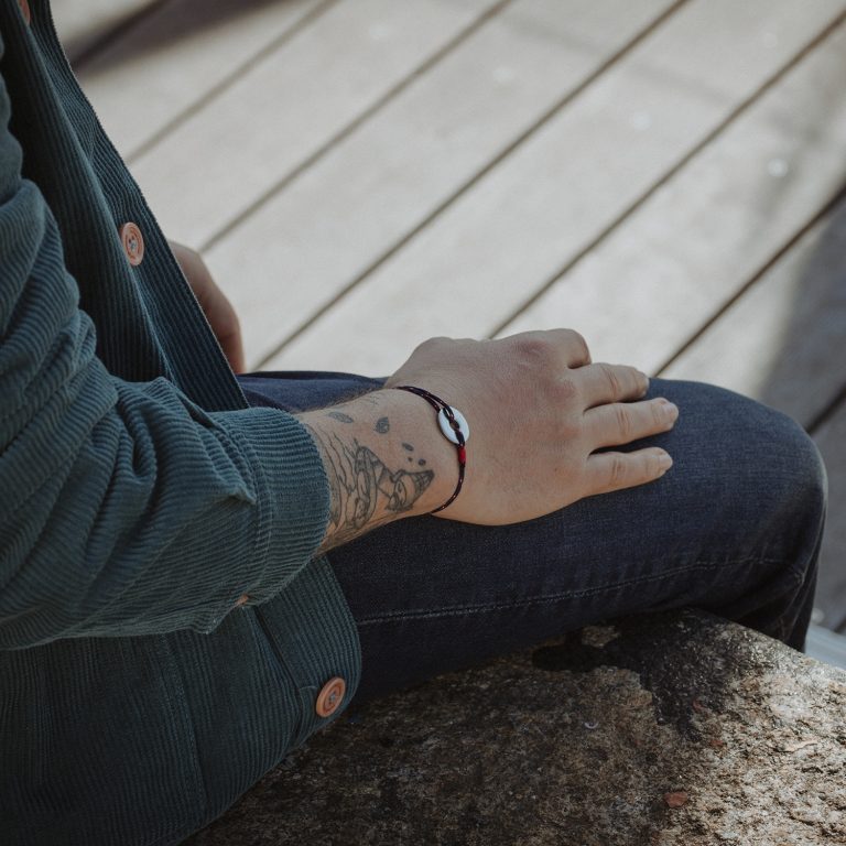 Bracelet le messager homme couleur navy sur ponton de port