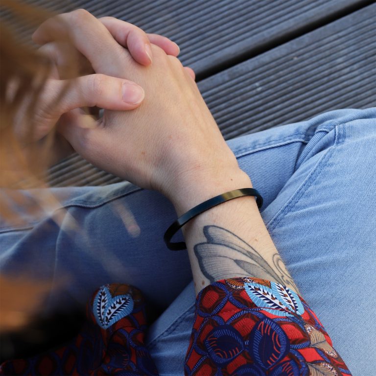 Bracelet jonc noir femme gravure personnalisée