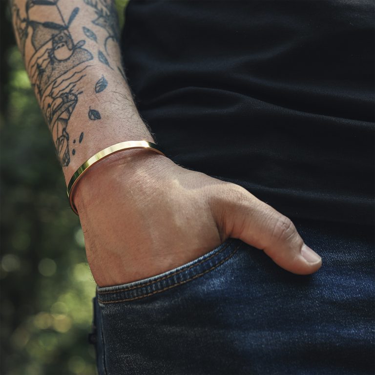 Bracelet jonc doré homme gravure personnalisée porté