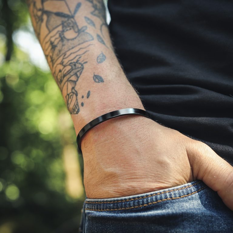 Bracelet jonc noir homme gravure personnalisée porté