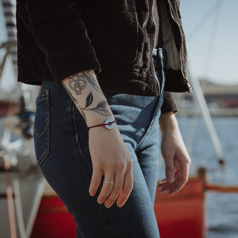 Bracelet le messager femme porté en bord de mer