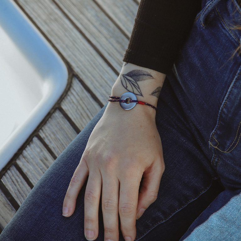 Bracelet le messager femme porté au poignet